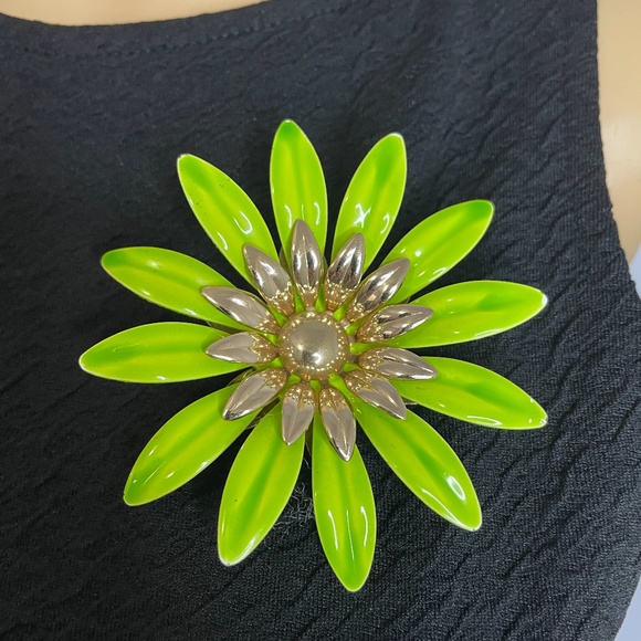 HP 💕 sixties mod chartreuse lime green metallic daisy broach w gold center pin! - Picture 14 of 14